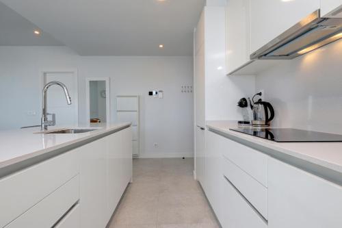 Las Mesas Modern Apartment with Pool in Estepona