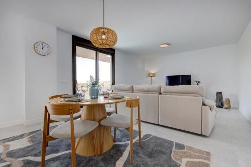 Las Mesas Modern Apartment with Pool in Estepona