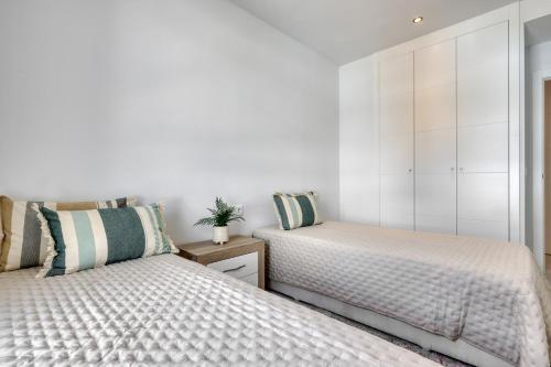 Las Mesas Modern Apartment with Pool in Estepona