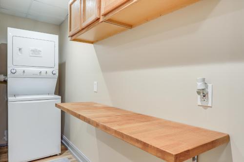 Una cocina o cocineta en 10 Mi to Chattahoochee Bend Peaceful Apt with Patio