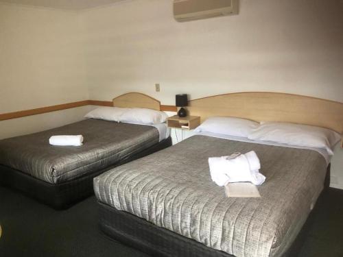 Una cama o camas en una habitación de Warwick Vines Motel