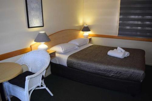 Una cama o camas en una habitación de Warwick Vines Motel