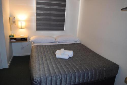 Una cama o camas en una habitación de Warwick Vines Motel