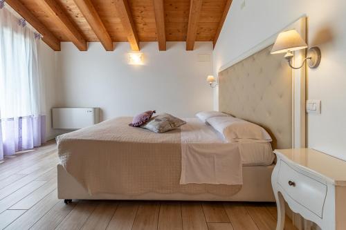 a bedroom with a large bed in a room at Agriturismo Casa Rossa in Postioma