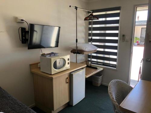 Una cocina o cocineta en Warwick Vines Motel