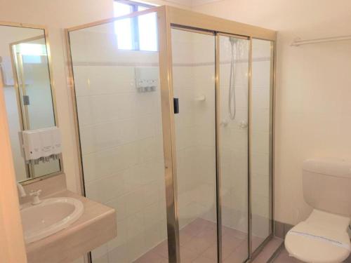 Un baño de Warwick Vines Motel