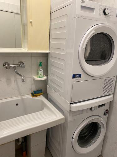 a washing machine and a sink in a bathroom at Intera casa in centro storico a 800mt dal mare in Policastro Bussentino
