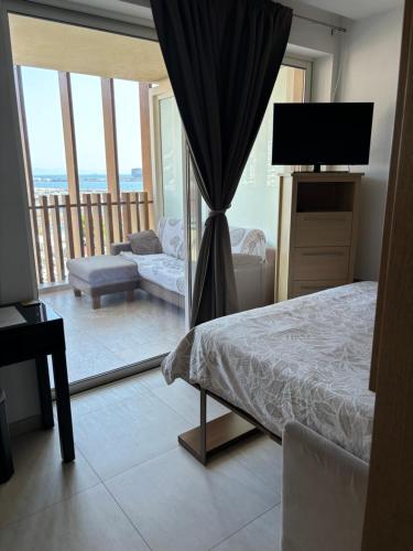 מיטה או מיטות בחדר ב-Spacious Studio Flat