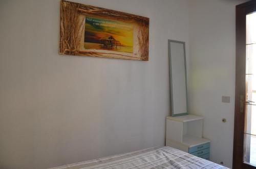 a bedroom with a bed and a picture on the wall at FTA-BEL01apt 6 pax vicino al mare in Tanaunella
