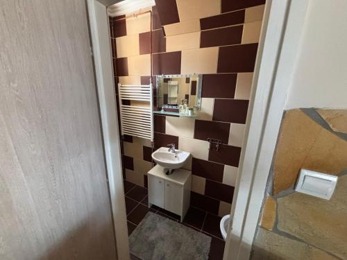 Bilik mandi di Holdviola1 Apartman