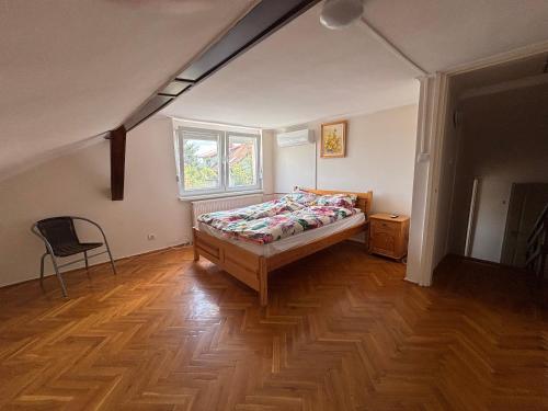 Katil atau katil-katil dalam bilik di Holdviola1 Apartman