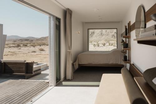 Postel nebo postele na pokoji v ubytování RESET Hotel Joshua Tree