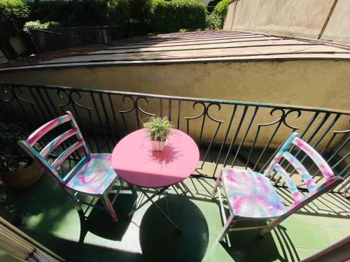 two chairs and a table with a plant on a balcony at BbCasita Blue in Santiago