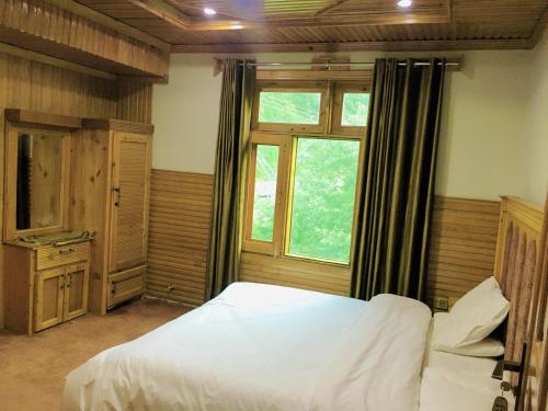 Postel nebo postele na pokoji v ubytování Kaghan Hills Resort
