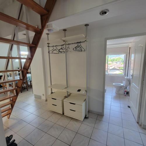 une salle de bain avec un lavabo et des toilettes dans l'établissement Au bord du Foron, à Scionzier