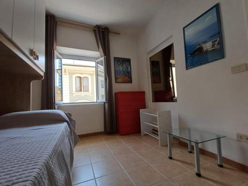 a bedroom with a bed and a glass table at Centrale appartamento Via Roma in Follonica