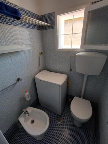 a small bathroom with a toilet and a sink at Centrale appartamento Via Roma in Follonica