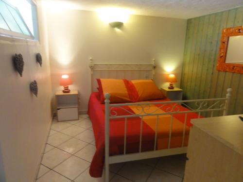 Un pat sau paturi într-o cameră la Gîtes Les 3 Cigales