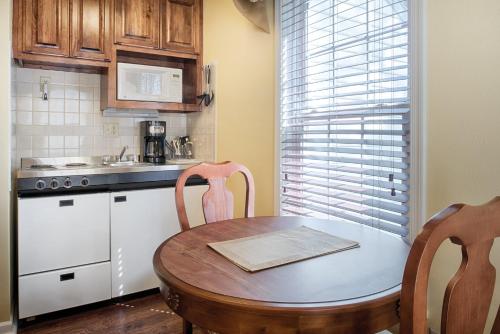 Kuchyň nebo kuchyňský kout v ubytování Wyndham Patriots Place Studio Apartment with Resort Access