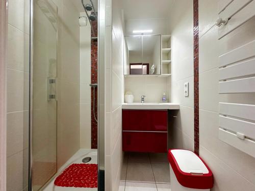 une salle de bain avec une douche, des toilettes et un lavabo dans l'établissement Vue panoramique sur le port - Calme & Confort, au Grau-du-Roi