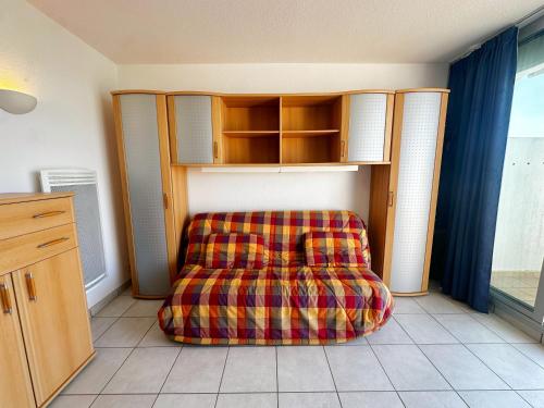 - un canapé dans une pièce avec fenêtre dans l'établissement Vue panoramique sur le port - Calme & Confort, au Grau-du-Roi