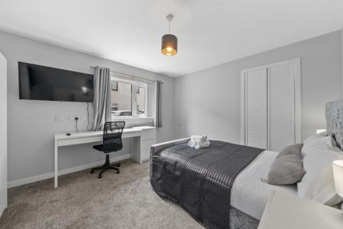 a bedroom with a bed and a desk with a computer at Modern Bannockburn Guest House - Ensuite Rooms Only in Bannockburn