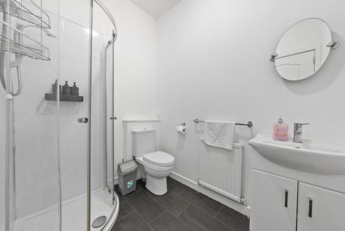 a white bathroom with a toilet and a sink at Modern Bannockburn Guest House - Ensuite Rooms Only in Bannockburn