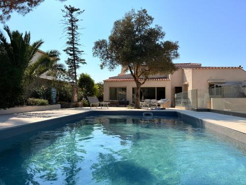 a swimming pool in front of a house at Maison Sud entre mer et vignes in Saint-Julien les Martigues