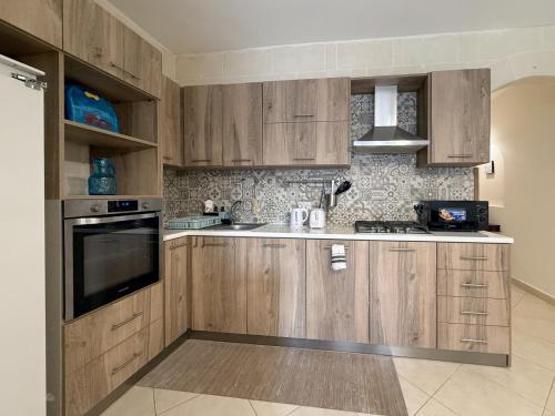 Kuchyň nebo kuchyňský kout v ubytování Traditional Maltese 3BD Apartment with Front & Back Balconies - Close to Gozo Ferry