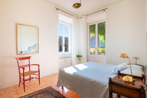 a bedroom with a bed and a desk and a chair at Villa Questa - Oasi sommersa nel Verde in Chiavari