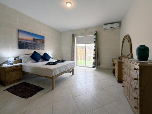 Postel nebo postele na pokoji v ubytování Traditional Maltese 3BD Apartment with Front & Back Balconies - Close to Gozo Ferry
