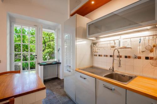 a kitchen with a sink and a window at Villa Questa - Oasi sommersa nel Verde in Chiavari