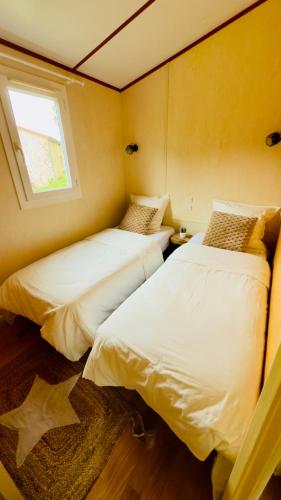 Ένα ή περισσότερα κρεβάτια σε δωμάτιο στο Chalet au calme à Lavaudieu Site classé, nature et tranquillité