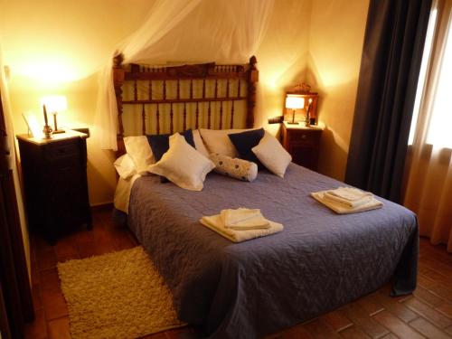 Ένα ή περισσότερα κρεβάτια σε δωμάτιο στο Masia Tinet