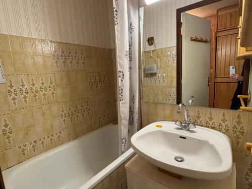 une salle de bain avec un lavabo et une baignoire dans l'établissement Appartement cosy à Autrans, animaux admis, parking, 4 pers - FR-1-737-94, à Autrans