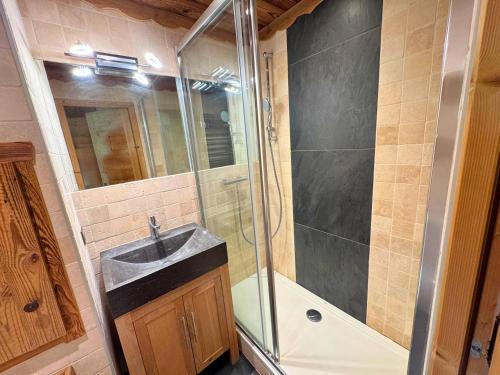 une salle de bain avec douche et lavabo dans l'établissement Studio Style Chalet pour 3 Pers, Balcon, Pied des Pistes, Réberty 2000 - FR-1-452-85, aux Menuires