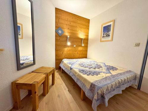 une chambre avec un lit et une table dedans dans l'établissement Appartement 2 pièces cabine pour 5 pers, skis aux pieds, balcon sud-ouest, Reberty 2000 - FR-1-452-252, aux Menuires