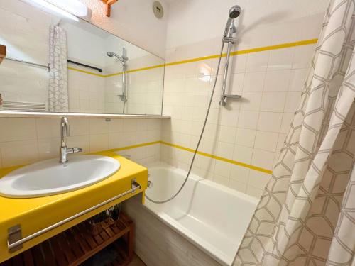 une salle de bain avec un lavabo et une baignoire dans l'établissement Appartement 2 pièces cabine pour 5 pers, skis aux pieds, balcon sud-ouest, Reberty 2000 - FR-1-452-252, aux Menuires