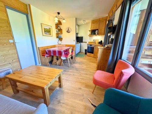 un salon avec une table et une cuisine dans l'établissement Appartement 2 pièces cabine pour 5 pers, skis aux pieds, balcon sud-ouest, Reberty 2000 - FR-1-452-252, aux Menuires
