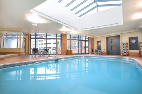 ein großer Swimmingpool in einem Hotelzimmer in der Unterkunft Wyndham National Harbor 3BR Apartment with Resort Access in Oxon Hill