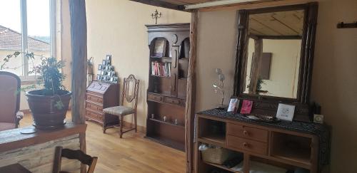 un salon avec une commode et un miroir dans l'établissement Charming apartment with a view, à Lyon