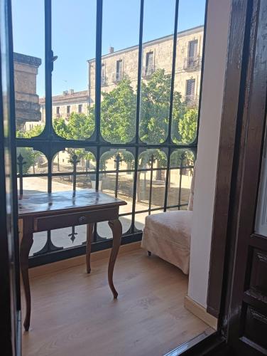a room with a table in front of a window at Casa Turística Plaza del Conde in Ciudad-Rodrigo
