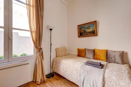 une chambre avec un lit et une fenêtre dans l'établissement Small Luxurious Room in the heart of Saint Germain, à Paris