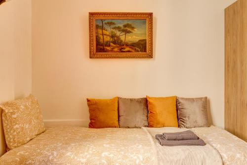 Cette chambre comprend un lit orné d'une peinture murale. dans l'établissement Small Luxurious Room in the heart of Saint Germain, à Paris