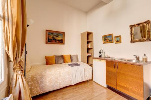 une chambre avec un lit et un lavabo dans l'établissement Small Luxurious Room in the heart of Saint Germain, à Paris