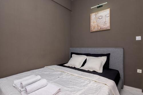 une chambre avec un lit avec des serviettes dessus dans l'établissement IRENE APARTMENT, à Alexandroúpolis