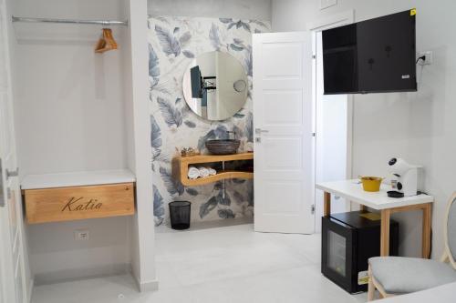 a white room with a mirror and a table at B&B PierGaia in Santa Maria di Castellabate