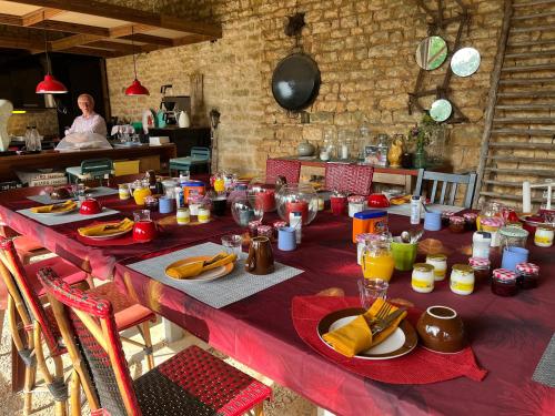 SepvretにあるLa Grosse Talleの長いテーブルに盛り付けられたお皿