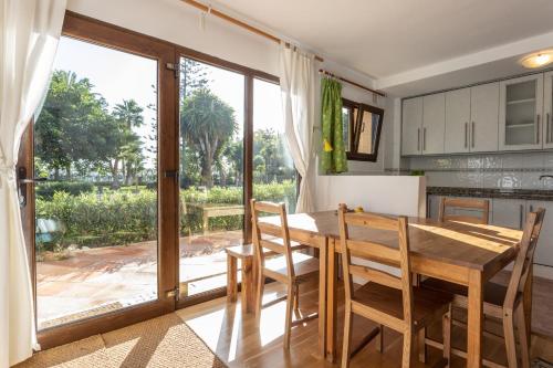 Apartamento en primera línea de playa con piscina