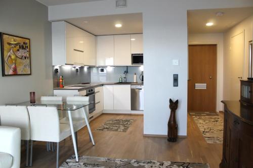 Kuchyň nebo kuchyňský kout v ubytování Ranta-Tampellan Helmi